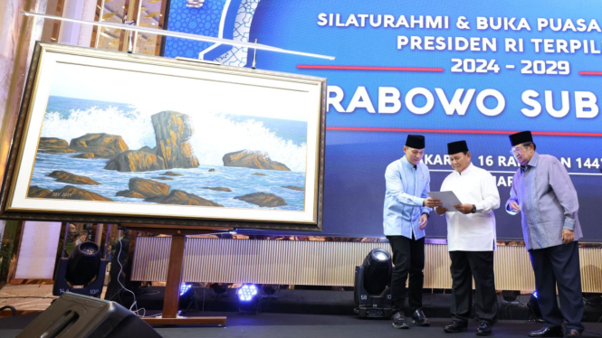 Prabowo saat menerima lukisan tangan yang dibuat langsung oleh SBY