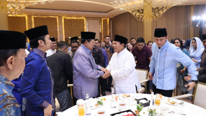 Prabowo berjabat tangan dengan SBY Saat Hadir Silaturahmi Bukber Partai Demokrat