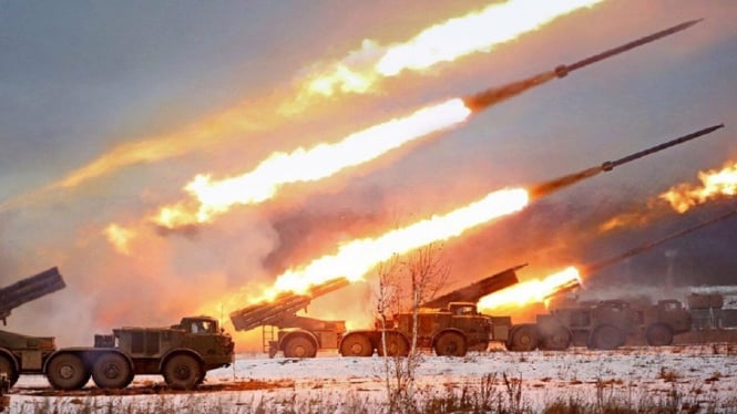 VIVA Militer: Serangan artileri roket militer Rusia di Ukraina