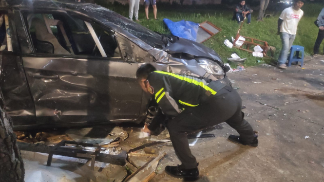 Kendaraan milik pengemudi sedan yang hancur usai tabrak pengendara motor dan 3 pedagang di tangerang