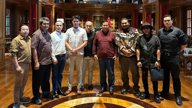Prabowo Subianto menerima kunjungan team produksi 8 Warriors Cinta dan Tanah Air
