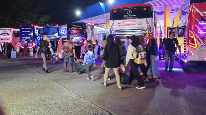 Penumpang bus dari terminal Batoh, Banda Aceh. VIVA/Dani Randi