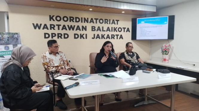 (Tengah) Anggota Komisi C DPRD DKI, Esti Arimi Putri