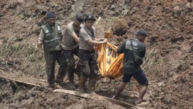 Arsip - Tim Pencarian dan Pertolongan (SAR) gabungan saat mengevakuasi korban tertimbun material longsor di Kampung Gintung, Desa Cicendo, Kecamatan Cipongkor, Kabupaten Bandung Barat, Jawa Barat, Rabu, 27 Maaret 2024.