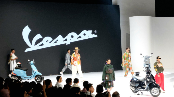 Vespa Bersolek di Jakarta Fashion Week 2024