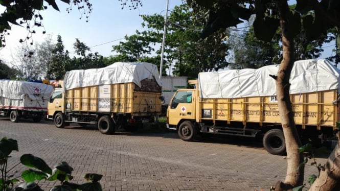 Truk pengangkut bantuan untuk warga korban gempa Bawean Gresik, Jatim.