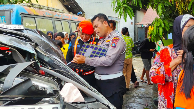Petugas kepolisaan saat melakukan olah TKP di lokasi kejadian tabrakan mobil vs KA di Deliserdang.(dok Polsek Sunggal)