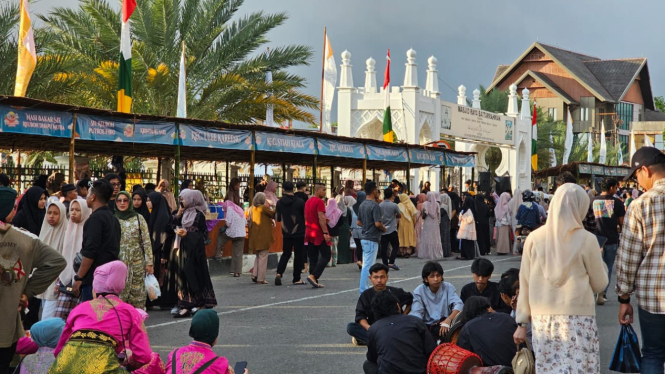 Warga memadati pasar takjil di depan masjid raya baiturrahman Banda Aceh. VIVA/Dani Randi
