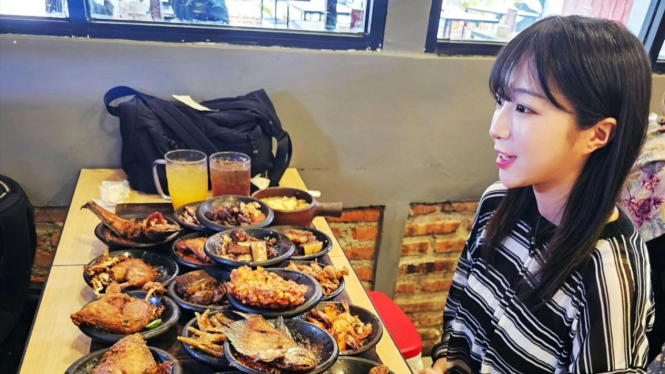 YouTuber cantik Korea Selatan, Tzuyang mukbang 28 menu Sambal Bakar Indonesia
