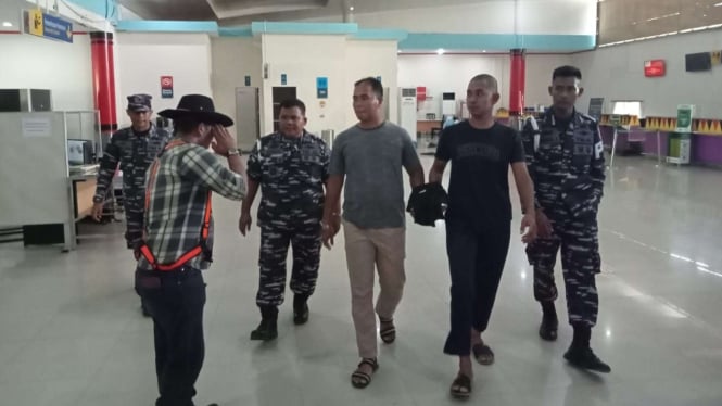 Serda AAM (kaos hitam) pelaku pembunuhan casis TNI AL, warga Nias Selatan