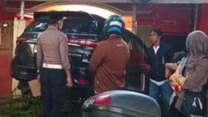 Mobil Fortuner Kecelakaan dengan menyeruduk Rumah Warga di Makassar.  (Foto: Satlantas Polrestabes Makassar).