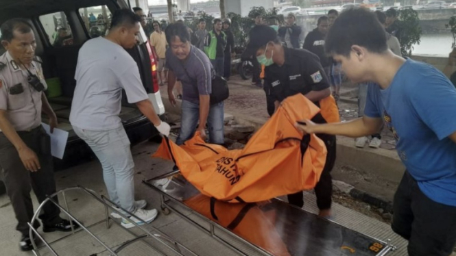 Polsek Pademangan Jakarta Utara melakukan penyelidikan dalam kasus temuan jasad pria inisial AR (38) yang ditemukan mengambang di kali kolong Jalan Tol Ancol Pademangan, Jakarta Utara, pada Minggu 31 Maret 2024 Sore. 