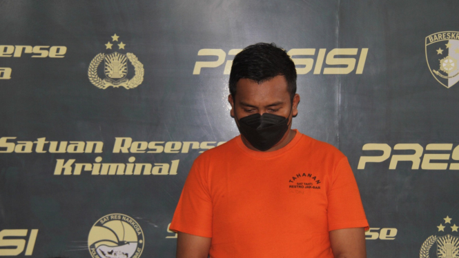 Polres Metro Jakarta Barat menjelaskan atas kasus pemerasan penumpang grabcar terhadap seorang wanita berinisial Sdri C (29) yang dilakukan oleh oknum driver taksi Online berinisial M (26), Senin 1 April 2024. 