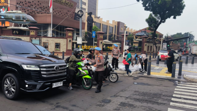 Divisi Propam Polri bersama wartawan membagikan takjil