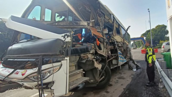 Bus Pahala Kencana ringsek usai tabrakan maut dengan truk di Tol Semarang.