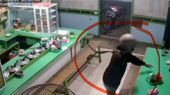 Aksi Pelaku Begal Bercelurit terekam CCTV, Rampas Ponsel milik pelanggan Warkop di Bekasi