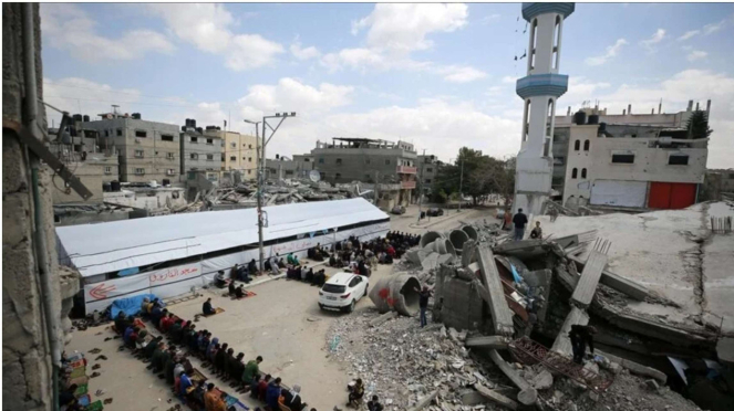 Adzan Tetap Berkumandang Di Tengah-Tengah Masjid Yang Telah Hancur Di Jalur Gaza