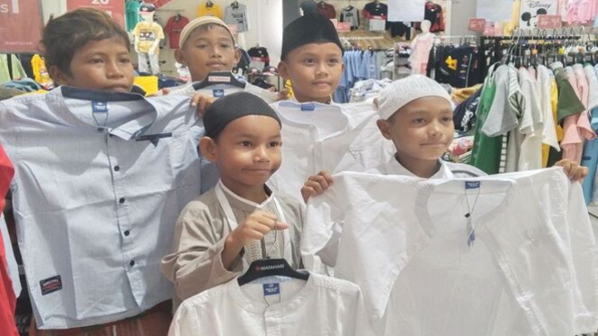 Puluhan anak yatim diajak PT Pertamina Papua Maluku beli baju baru lebaran 2024.