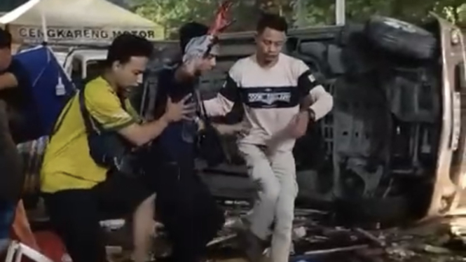 Mobil Oleng Tabrak Warung Di Cengkareng, Tiga Orang Terluka.
