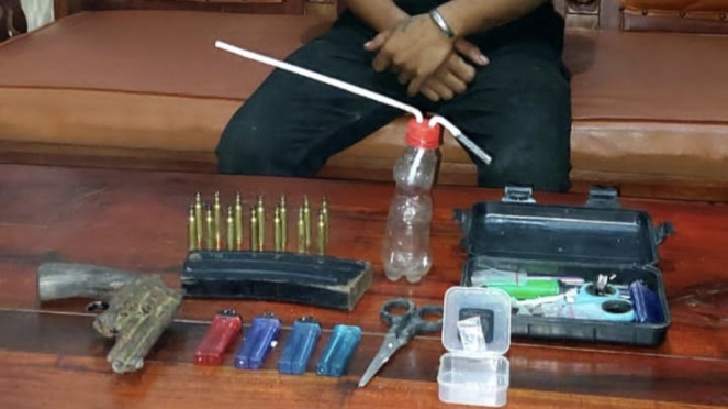 Senpi rakitan beserta amunisi yang diamankan dari pengedar narkoba berinisial BS di Kabupaten Kubu Raya, Kalbar