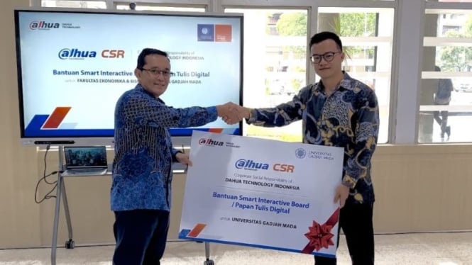 PT. Dahua Technology Indonesia serahkan bantuan Smart Interactive Board ke UGM.