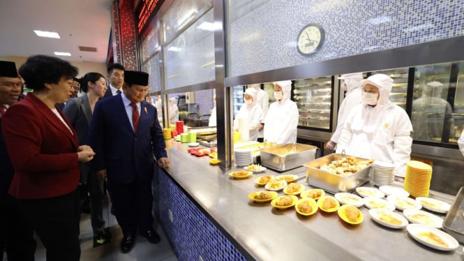 Usai Temui PM dan Menhan, Prabowo Tinjau Program Makan Siang di Sekolah Beijing