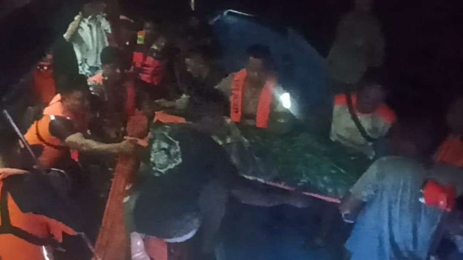 Tim SAR evakuasi Romansyah korban gigitan komodo ke Labuan Bajo