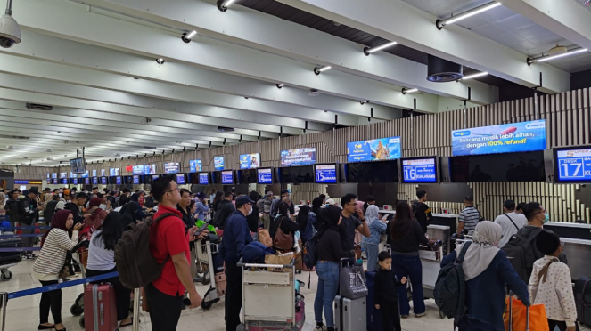 Die Atmosphäre der Passagiere im Check-in-Bereich des Flughafens Soekarno-Hatta