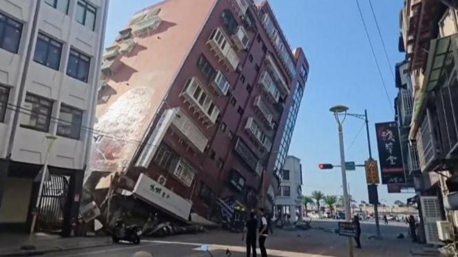 Bangunan rubuh di Taiwan usai dilanda gempa 