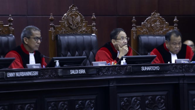 Ketua MK Suhartoyo (tengah), bersama hakim Arief Hidayat dan Saldi Isra di sidang perselisihan hasil Pileg 2024.