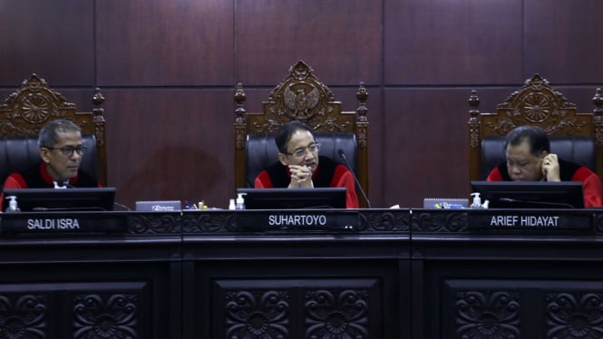 Ketua MK Suhartoyo (tengah) dan Hakim Saldi Isra (kiri) di sidang lanjutan Perselisihan Hasil Pilpres 2024