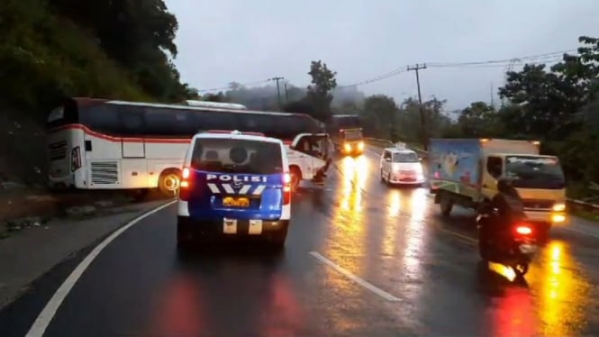 Bus Primajasa tabrakan adu banteng dengan truk di Jalur Gentong Tasikmalaya