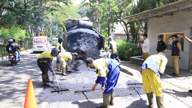 Pengerjaan perbaikan pada jalur mudik di wilayah Kota Tangerang