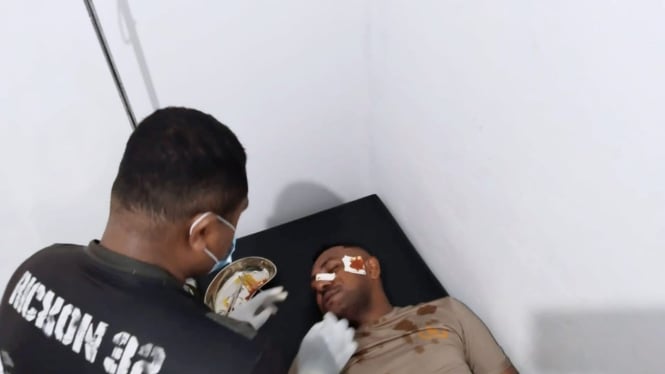 Anggota Polresta Jayapura kota yang dilempar batu saat menjalani perawatan