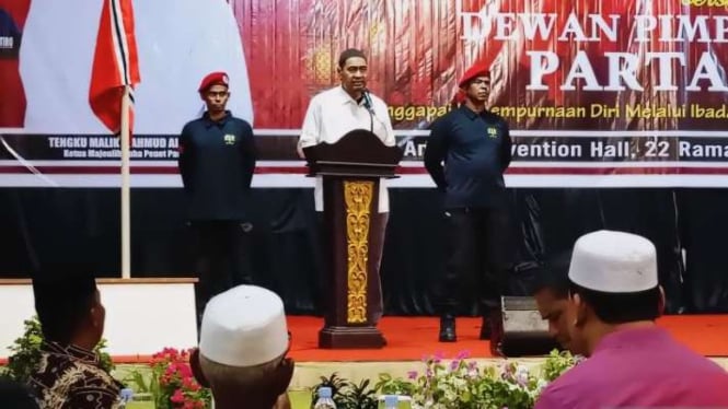 Ketua Umum Partai Aceh Muzakir Manaf alias Mualem saat menyampaikan sambutan pada acara buka puasa bersama dan santunan anak yatim, di Banda Aceh, Selasa, 2 April 2024.