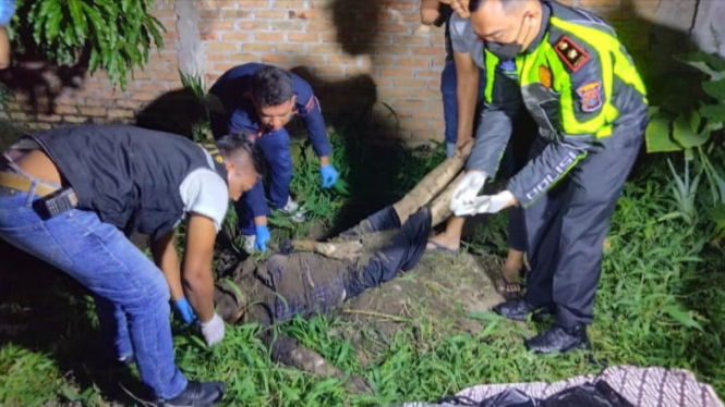 Polisi saat melakukan olah TKP anak bunuh ibu di Kota Medan.(dok Polrestabes Medan)