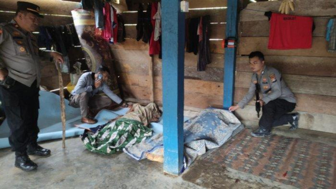 Polisi amankan dua jasad di lokasi anak bunuh ayah dan ibu kandungnya di Mamasa, Sulbar. (Foto: Dokumen Polres Mamasa).