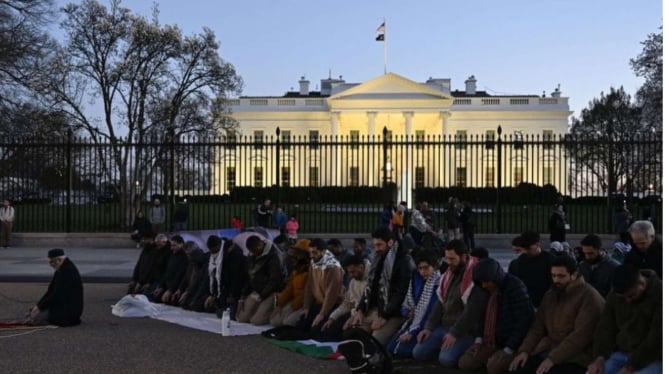 Ilustrasi warga Muslim Amerika sholat di depan Gedung Putih