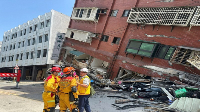 Bangunan Miring tTerdampak Gempa di Hualien, Taiwan. (DOC: AP)