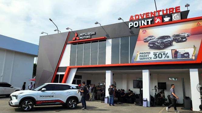 Posko Siaga Mitsubishi Motors di KM 57 Tol Jakarta-Cikampek