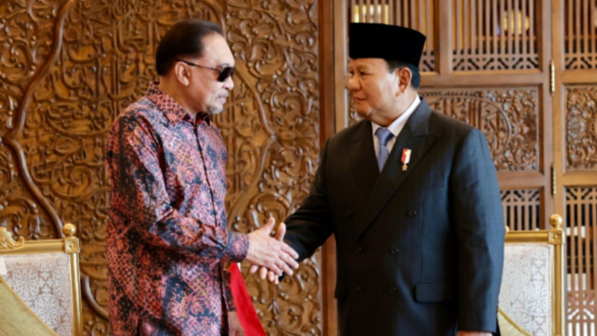 Seskab Teddy Ungkap Alasan Prabowo Batal Bertemu PM Malaysia Anwar Ibrahim: Bukan karena Demam

Seskab Teddy Mengungkap Alasan Prabowo Membatalkan Pertemuan dengan PM Malaysia Anwar Ibrahim: Bukan karena Demam