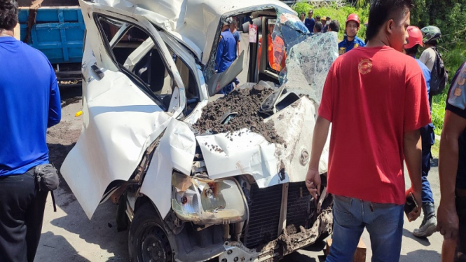 Mobil Grand Max ringsek ditimpa truk pasir gagal nanjak di Semarang