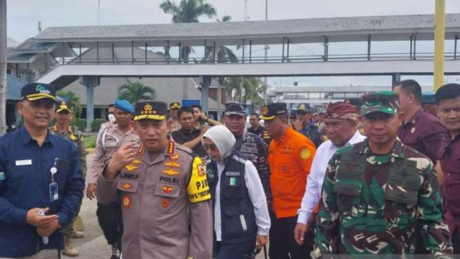 Kepala Polri Jenderal Polisi Listyo Sigit Prabowo dan Panglima TNI Jenderal Agus Subiyanto saat melakukan peninjauan arus mudik di Pelabuhan Gilimanuk, Jembrana, Bali, Kamis, 4 April 2024.