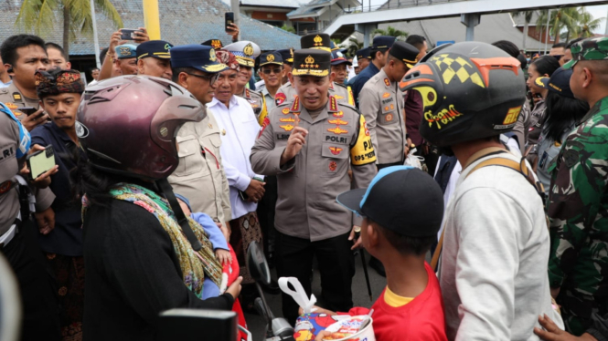 Kapolri Jenderal Listyo Sigit Prabowo memantau arus mudik di Pelabuhan Gilimanuk, Bali