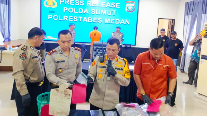 Kapolrestabes Medan, Kombes Pol. Teddy JS Marbun memberikan keterangan pers kasus anak bunuh ibu kandungnya.(B.S.Putra/VIVA)
