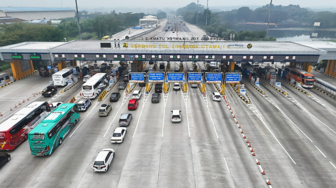 Pemudik terpantau mulai tinggalkan Jakarta lewat gerbang tol Cikampek Utama