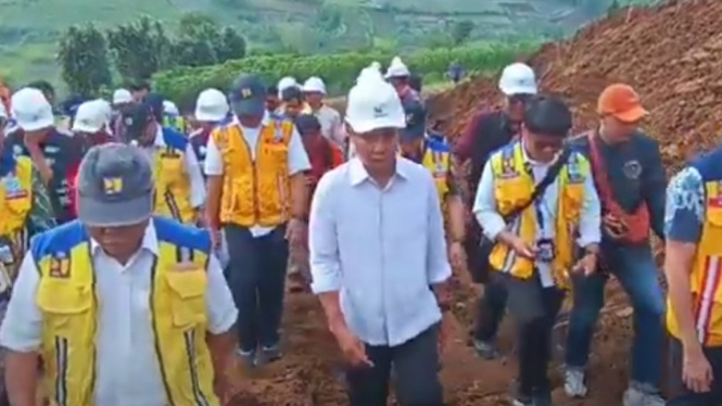 Menteri PUPR Basuki Hadimuljono meninjau Tol Bocimi yang longsor di Sukabumi