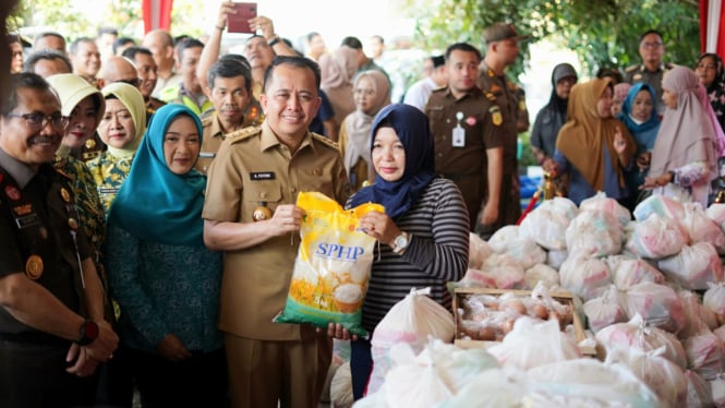 Pj Gubernur Sumatera Selatan Agus Fatoni meninjau pasar murah Kejati 