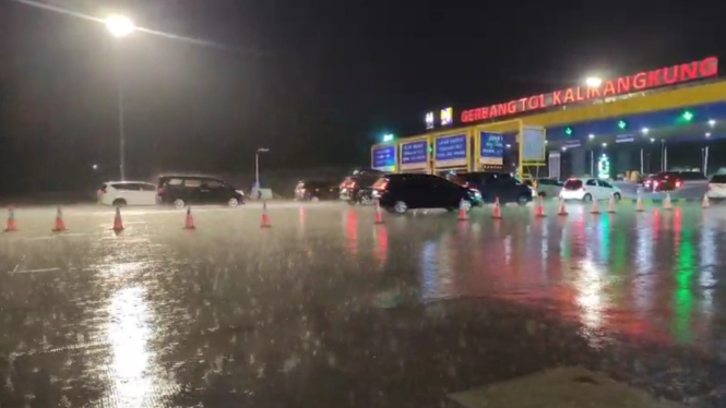 Jalan tol Kalikangkung diguyur hujan deras, Jumat malam, 5 April 2024.