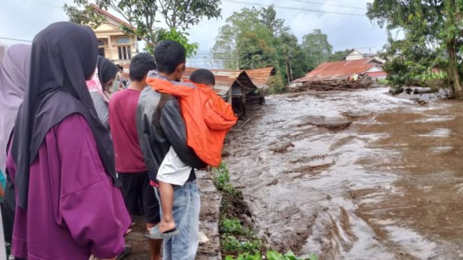 Warga melihat kondisi pascabanjir lahar dingin atau 'Galodo' dari Gunung Marapi menerjang Nagari Bukik Batabuah, Kecamatan Canduang, Agam, Sumatera Barat, Jumat (5/4/2024). Banjir lahar dingin ini menerjang kawasan pemukiman dan memutus ruas jalan Bukitti